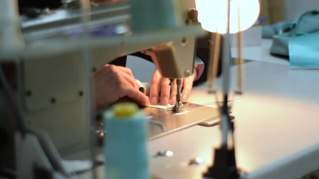 Una costurera utilizando una m&aacute;quina de coser en un taller de costura.