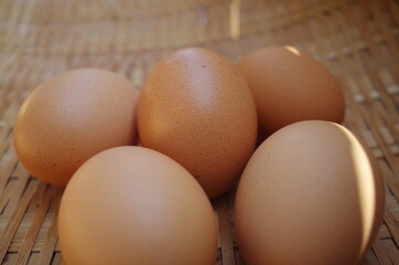 かごに入った新鮮たまご