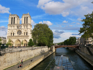 Fototapeta na wymiar Kirche an der Seine