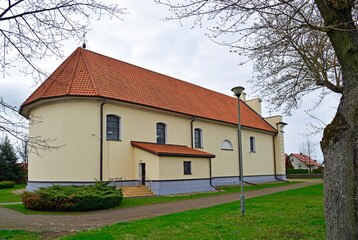 Obraz premium Built at the end of the 18th century, the Catholic Church of Saint Lawrence in Dolistowo in Podlasie, Poland. The photos show a general view of the temple.