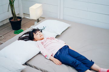 一人で寝る小さな女の子