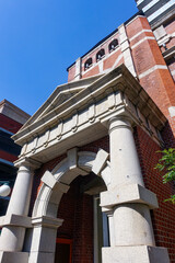 青空を背景に神戸の都市風景、みなと元町駅（辰野金吾が設計した旧第一銀行神戸支店）