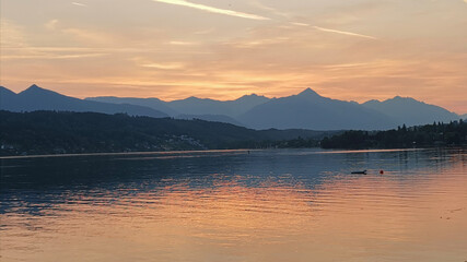 Obraz premium sunrise over the lake mountains Austria (Carinthia)