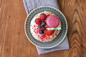 donut mit beeren und macaron topping