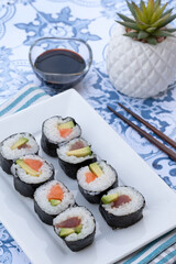  assiette de maki isolé sur une table