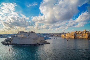 Obraz premium Grand Harbour of Valletta, Malta, with cruise ship