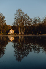 Le chalet au bord du lac au lever du soleil