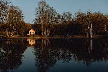 Le chalet au bord du lac au lever du soleil