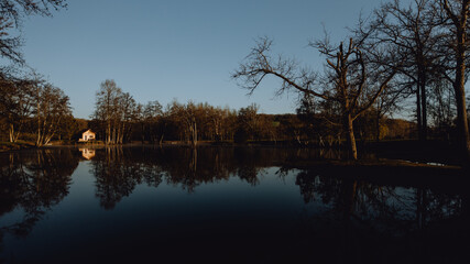 Fototapeta na wymiar Le chalet au bord du lac au lever du soleil