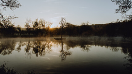 Lever de soleil sur le lac