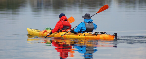 Zwei Personen im Kanu auf dem See
