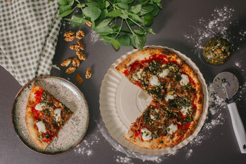 Handmade lamb pizza with pesto sauce. © Camila Miranda