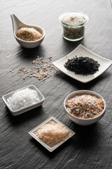 Verschiedene Salzsorten in Schälchen