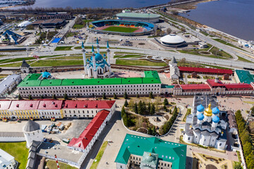 Obraz premium a panoramic view of a large ancient Kremlin-fortress on a sunny day in the old part of Kazan filmed from a drone 