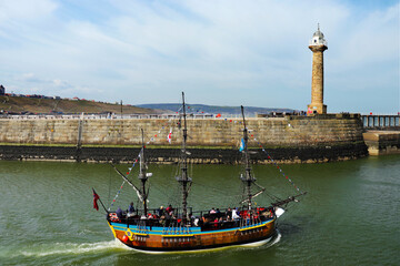 Obraz premium Whitby Lighthouse and Pier