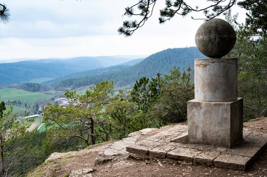 Ostern am Fr&ouml;belblick mit  Fr&ouml;beldenkmal, bestehend aus Kugel, Walze und W&uuml;rfel und dem Blick ins Rinnetal  - Im Anblick der Landschaft soll Friedrich Fr&ouml;bel den Begriff Kindergarten gepr&auml;gt haben.