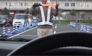 駐車場で誘導する警備員　〜Security guard to guide you