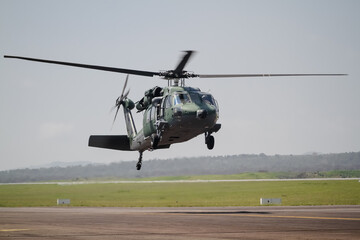 Fototapeta na wymiar Helicóptero militar de busca e salvamento