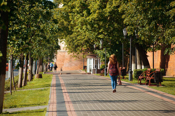 Fototapeta na wymiar Green alley near the wall of the Kremlin in Nizhny Novgorod.