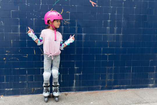 Ni&ntilde;a jugando con patines