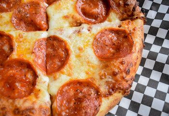 Pizza Artesanal de Pepperoni con queso.