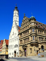 Obraz premium Rathaus mit weißem Turm in Rothenburg und schönem Marktplatz unter blauem Himmel