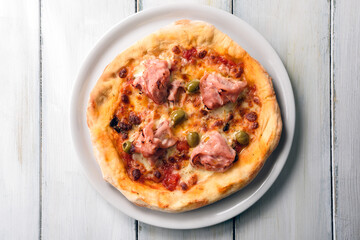 Pizza con prosciutto cotto e olive, cucina Italiana