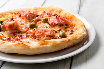 Pizza con prosciutto cotto e olive, cucina Italiana