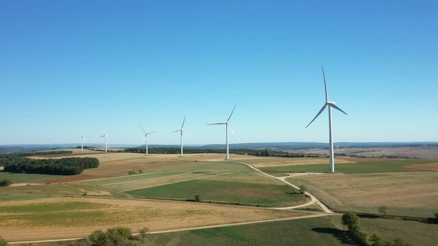 Les &eacute;oliennes dominent la campagne nivernaise, ses champs de bl&eacute; apr&egrave;s la moisson et les for&ecirc;ts verdoyantes &agrave; Oisy, vers Clamecy, dans la Ni&egrave;vre, en Bourgogne, en France, en &eacute;t&eacute; et en drone