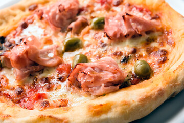 Pizza con prosciutto cotto e olive, cucina Italiana