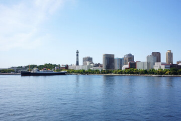 Fototapeta na wymiar 横浜港大さん橋から見た山下公園と氷川丸