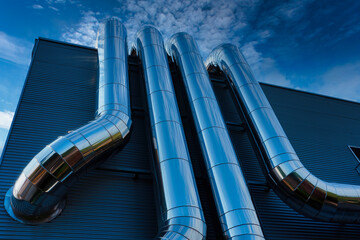 Tubos de aluminio en el exterior de un edificio