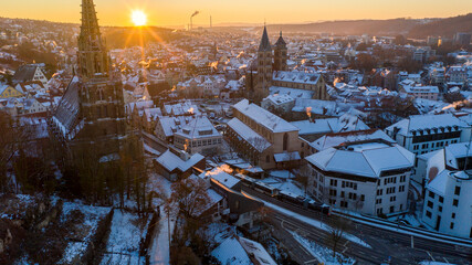 Sonnenaufgang über einer Stadt im Winter