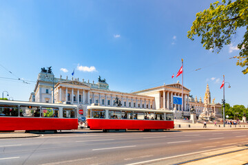Naklejka na ściany i meble Parlament Wien mit Strassenbahn im Vordergrund, Wien, Österreich 