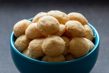 Salgadinho de queijo caseiro.