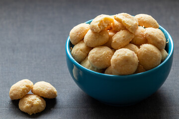 Salgadinho de queijo caseiro.