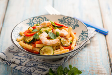 pasta with shrimp zucchinis tomato and green peas