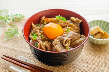 黄身が乗った牛丼