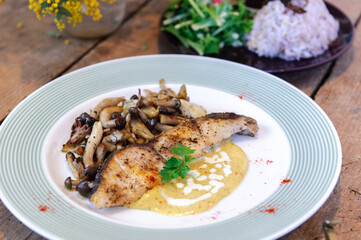 レストランの料理　魚料理ときのこのソテー