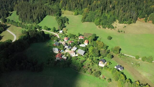 Un village au milieu des prairies et des for&ecirc;ts verdoyantes vers Saint-Pierre-d'Entremont, dans le massif de la Chartreuse, dans les Alpes, en Is&egrave;re, en Auvergne-Rh&ocirc;ne-Alpes, en France, en &eacute;t&eacute; et en d