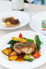 レストランのテーブルに並んだ料理とワイン　メインディッシュ　イタリアン	