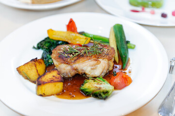 レストランの肉料理　メインディッシュ