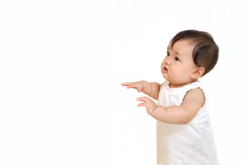 白背景でお座りする女の子の赤ちゃん 成長 健康 元気 育児イメージ Poster Chikala