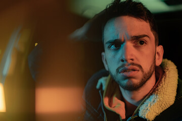 chico con rara expresión al volante 