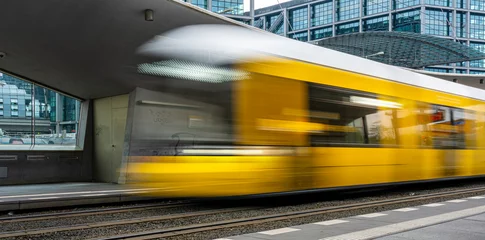 Keuken spatwand met foto gelbe Strassenbahn im Berliner Strassenverkehr © spuno