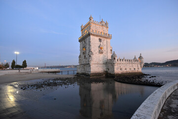 Fototapeta premium Torre de Belem al atardecer en el estuario del río Tajo de Lisboa, Portugal