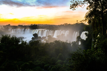 Cataratas del Iguazu atardecer