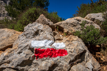 Paint marks, to signal the correct direction of a mountain path.  GR 330.