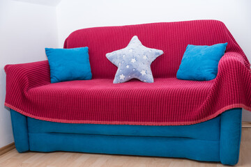 blaue Couch mit Kissen