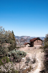 Tarahumara w meksyku. Stara drewniana chata w g&oacute;rach Sierra Madre